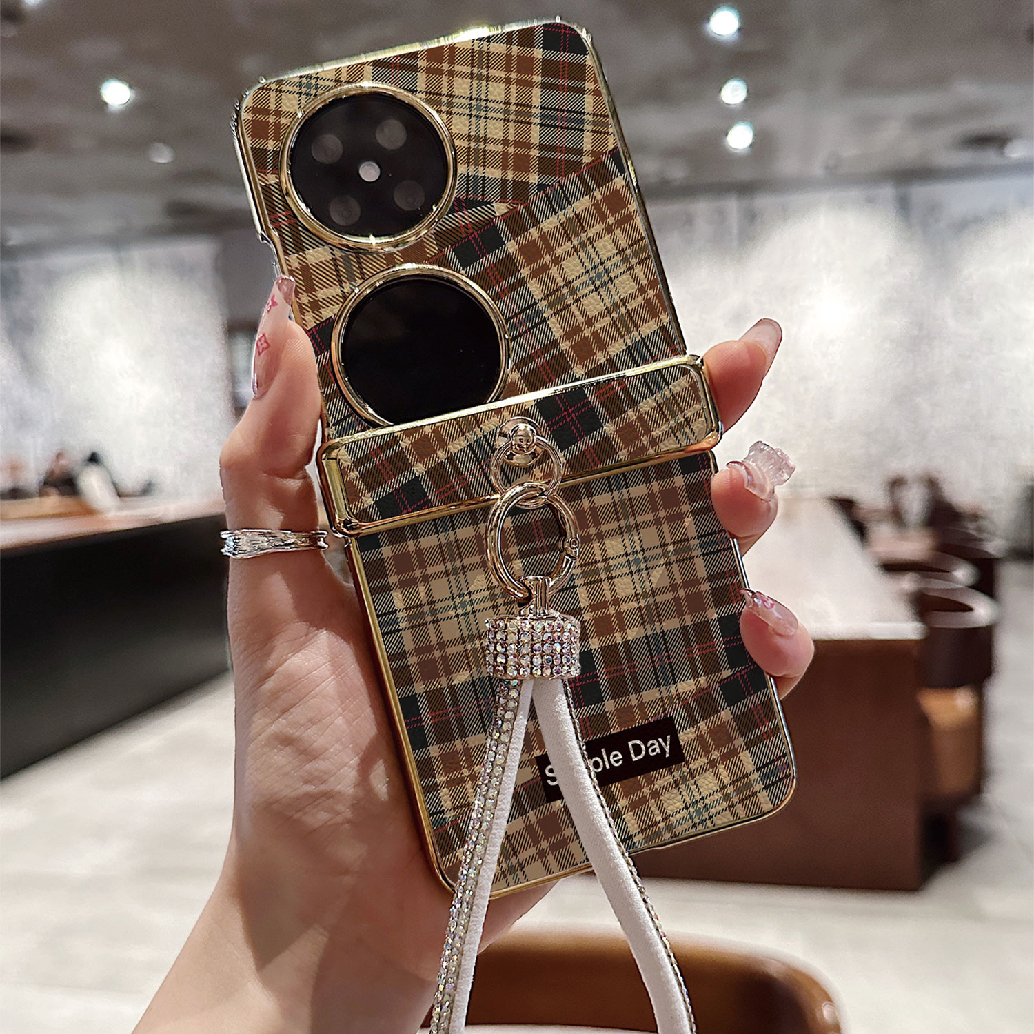 错折格纹拼接荔枝纹折叠屏手机壳