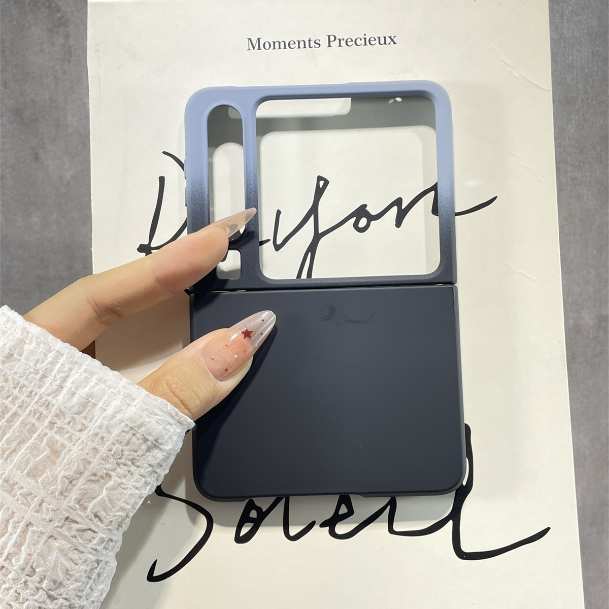 黑灰拼色渐变肤感折叠屏手机壳