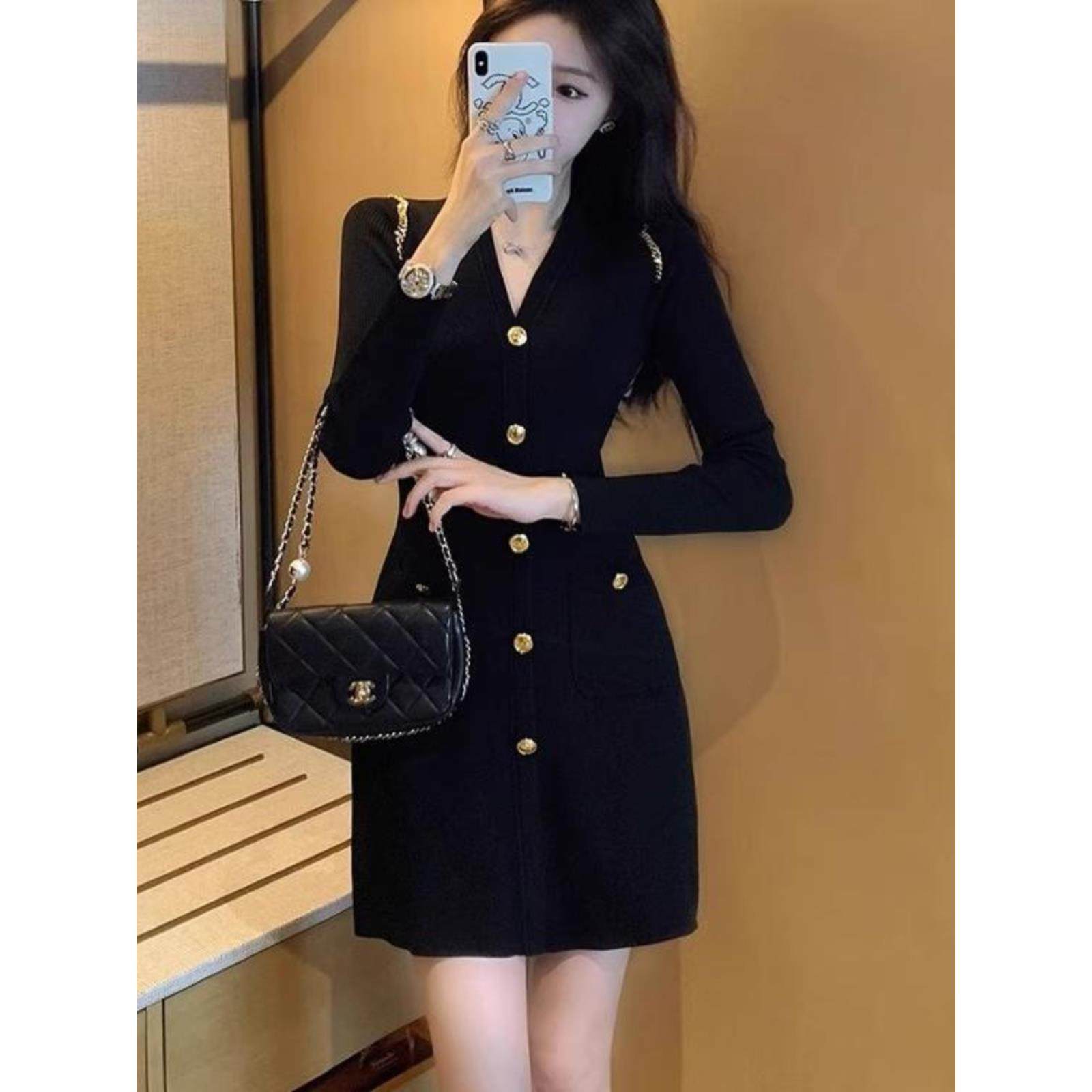 欧洲站秋装新款法式轻奢小黑裙高级感别致v领收腰显瘦针织连衣裙