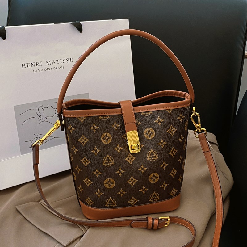 包包女2024新款小手提包单肩背包斜挎包真皮包时尚百搭水桶包潮流