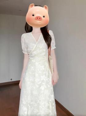 CEW法式花设计感提白色V领连衣裙女夏季2024款收腰显长瘦鱼尾新裙