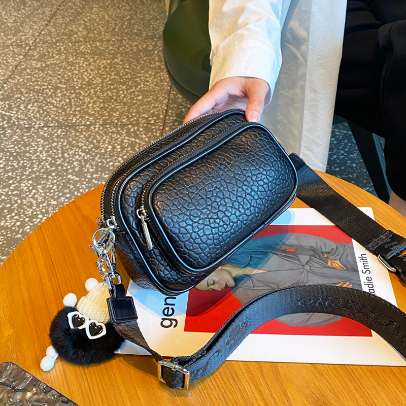 多隔层夏天小包包女2022时尚日韩新品泡泡纹宽带软U皮斜挎包手机