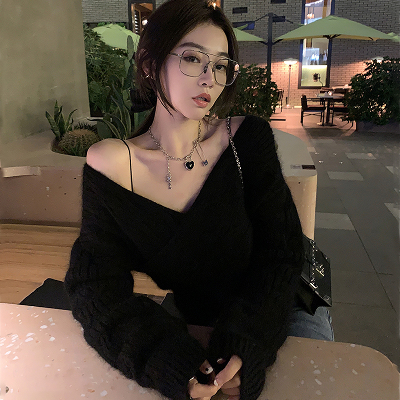 秋冬马海毛麻花露肩毛衣女设计y感小众宽松慵懒短款交叉V领针织衫