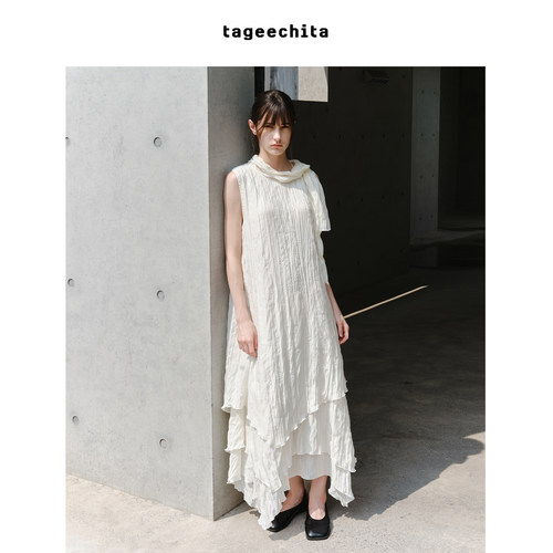 TAGEECHITA 褶皱肌理感多层次裁片不规则设计围巾领无袖连衣裙