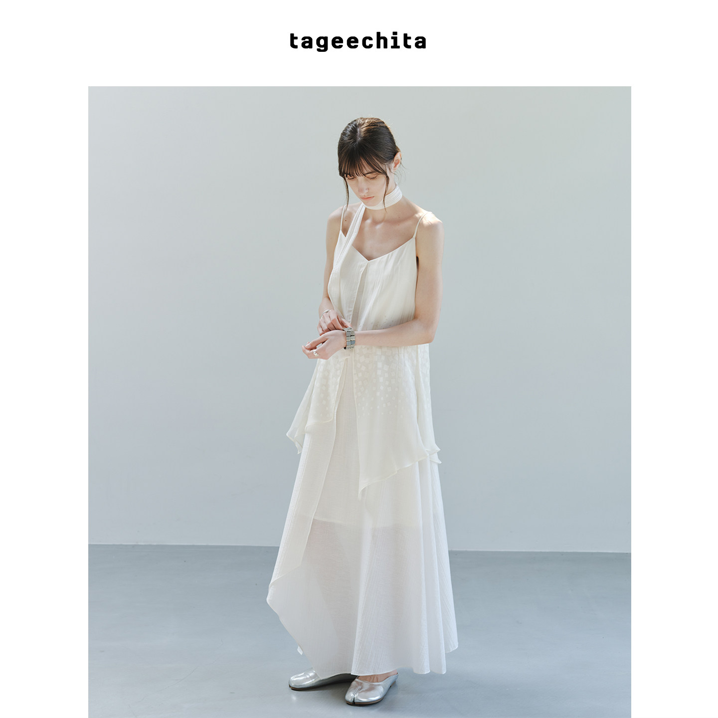 TAGEECHITA 柔光留白渐变纹理层次感不对称飘片宽松V领吊带连衣裙 - 实物图