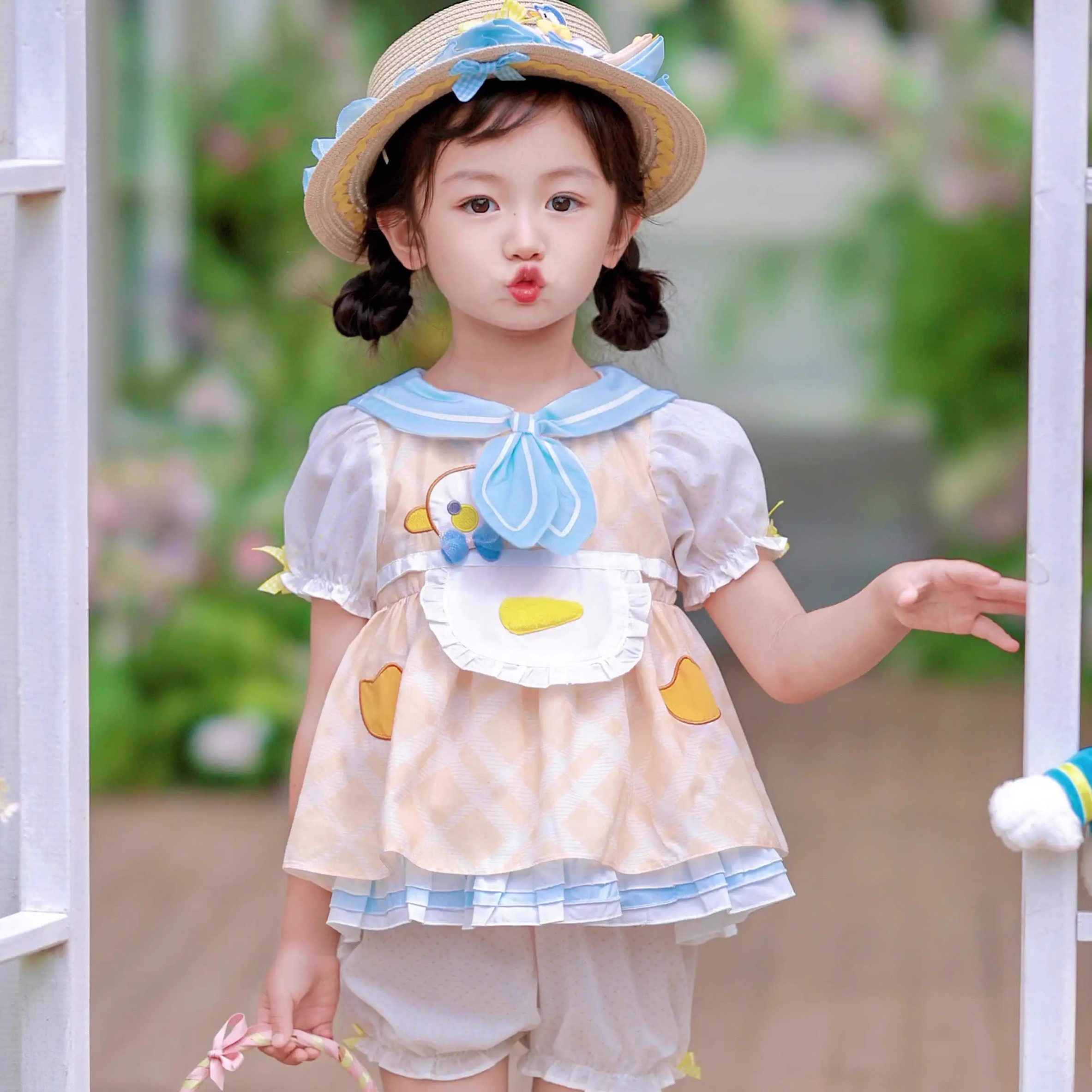 小黄鸭春夏玩水度假常服亮眼独特