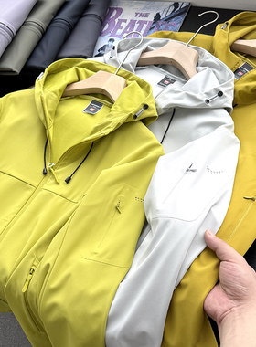 男女同款户外防风防泼水软壳冲锋衣情侣连帽休闲外套50543