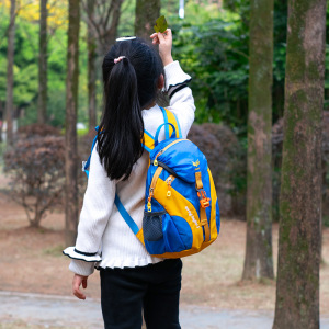 户外儿童背包女孩外出旅游轻便旅行双肩包撞色小学生春游男童书包