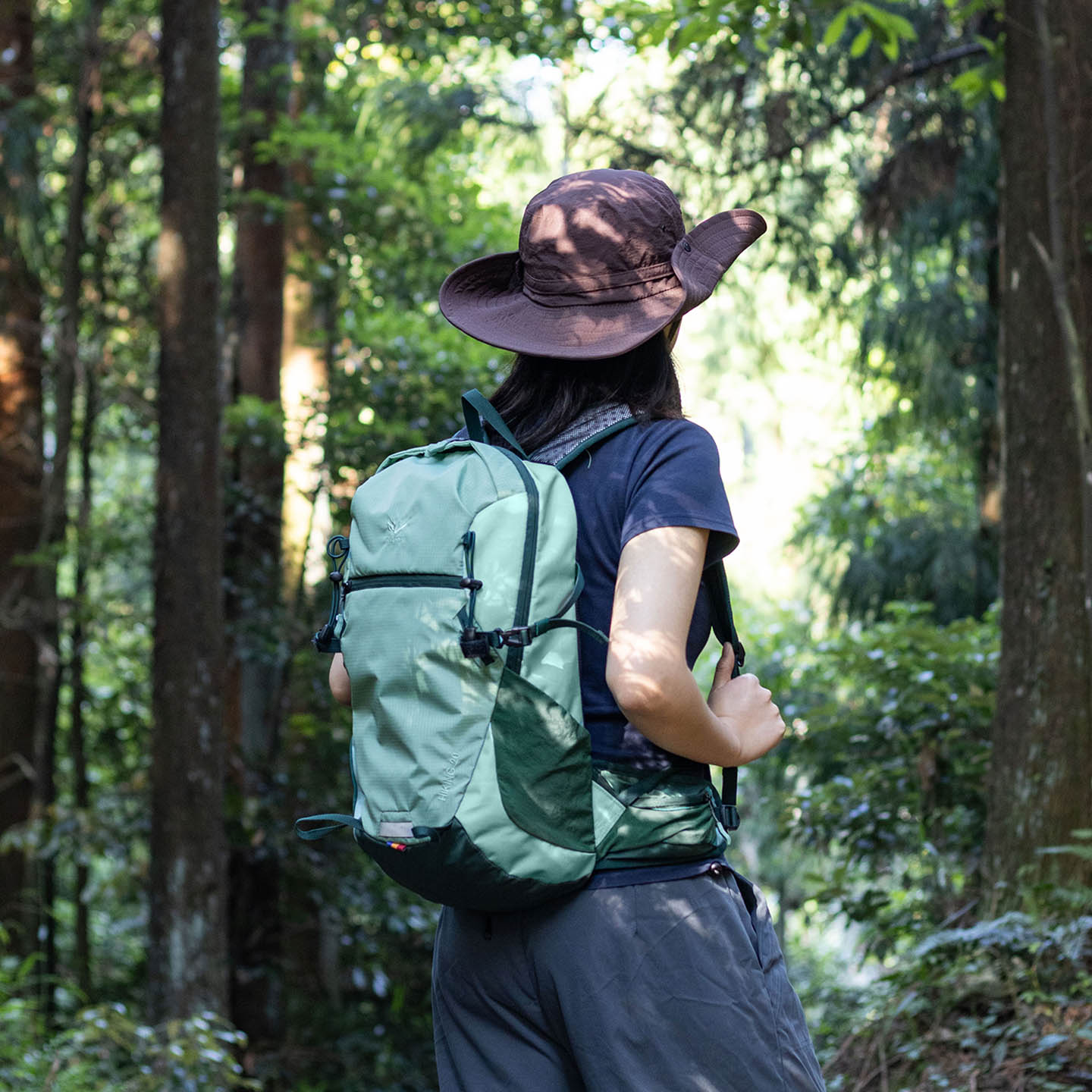 户外轻便登山包徒步旅行双肩包