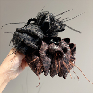 2025新款高级感复古豹纹泡泡羽毛抓夹头花后脑勺盘发鲨鱼夹头饰女