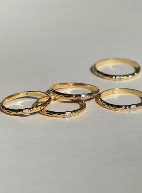 【 CnHnOn脂肪商店 】高保色极细手工感凹纹闪亮锆石简约开口戒指