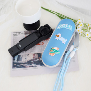 便携卡通收纳盒 适用于大疆Pocket3云台相机收纳搭配斜挎长挂绳腊肠小狗刺绣自粘贴ins贴纸便携收纳盒子