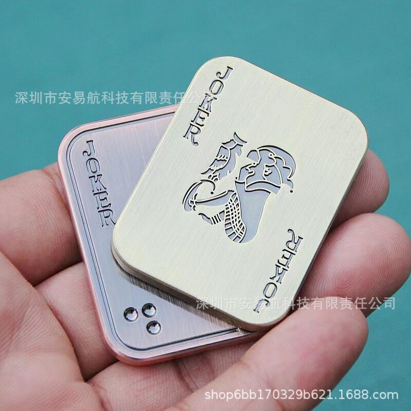 战术EDC解压啪啪币啪啪牌扑克A和扑克K三角金属推牌指尖陀螺玩具