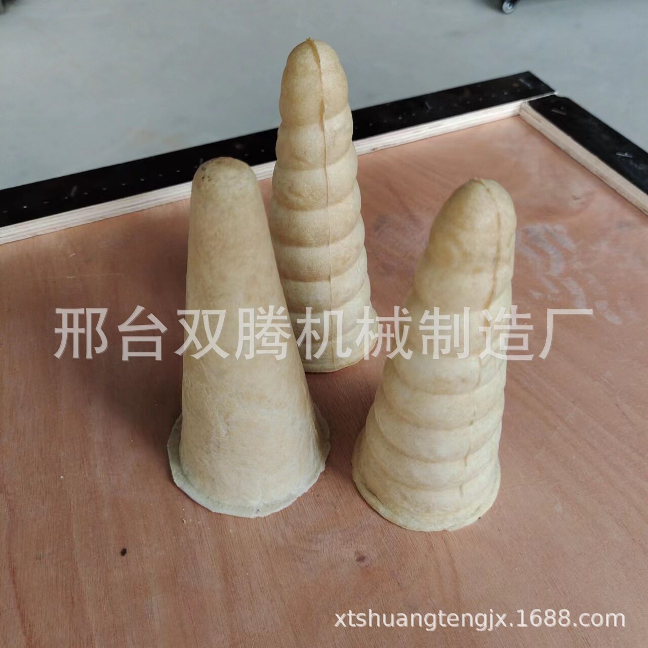 手握甜筒披萨机披萨成型机四头披萨机螺旋披萨烤箱展示柜厂家