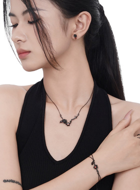 ears韩版小众设计师款S925纯银黑玫瑰项链女时髦短款花瓣毛衣链