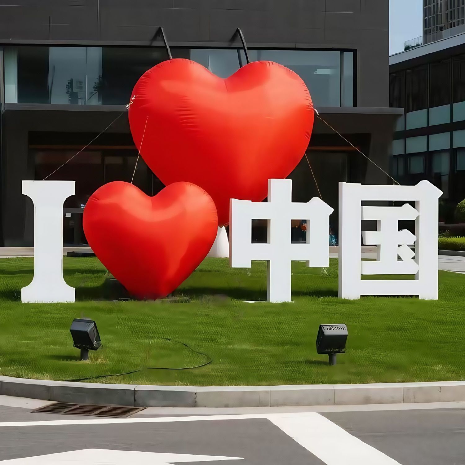 国庆节充气爱国熊气模卡图片