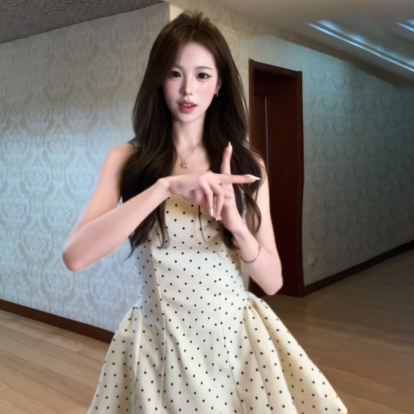 白色波点吊带连衣裙女夏收腰显瘦裙子不规则小个子法式方领波点裙