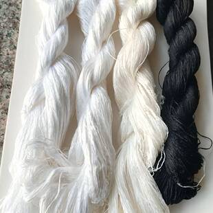 真丝绣花线做缠花绒花需要劈丝。3种白线和黑色，黄白线可以染色