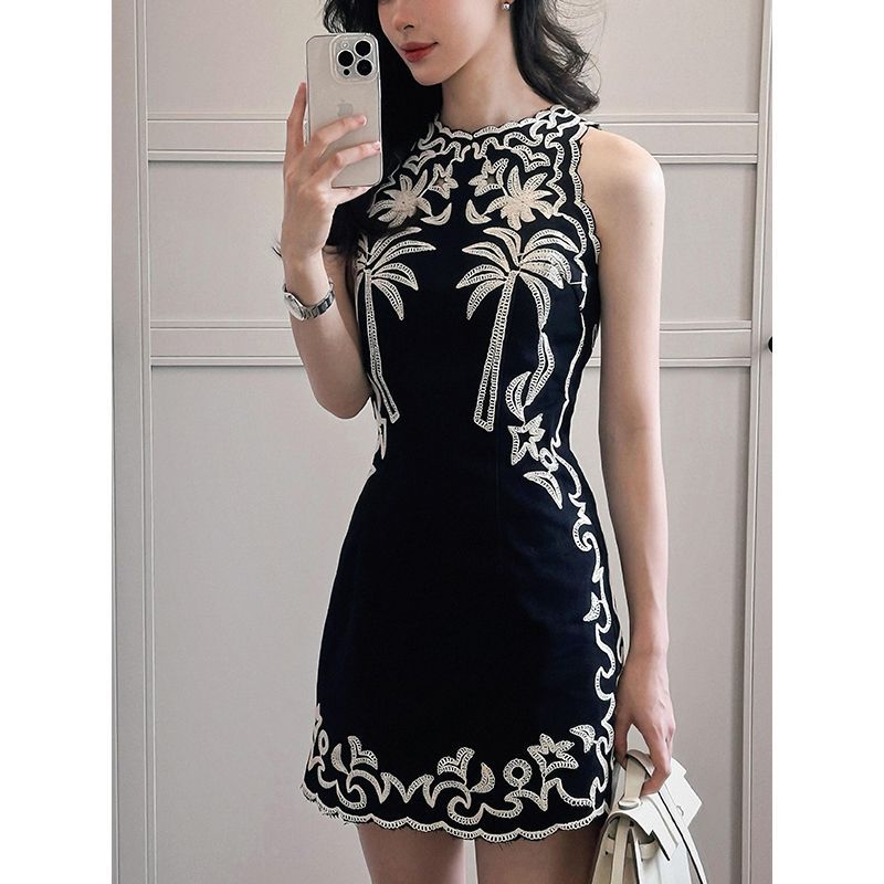 2025夏季新款法式镂空刺绣无袖背心连衣裙小香风收腰包臀短裙