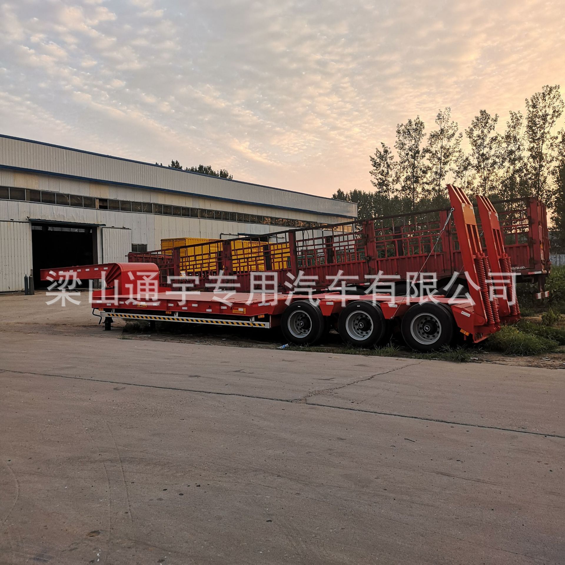 供应13米爬梯低平板半挂车价格  40英尺集装箱骨架半挂车图片