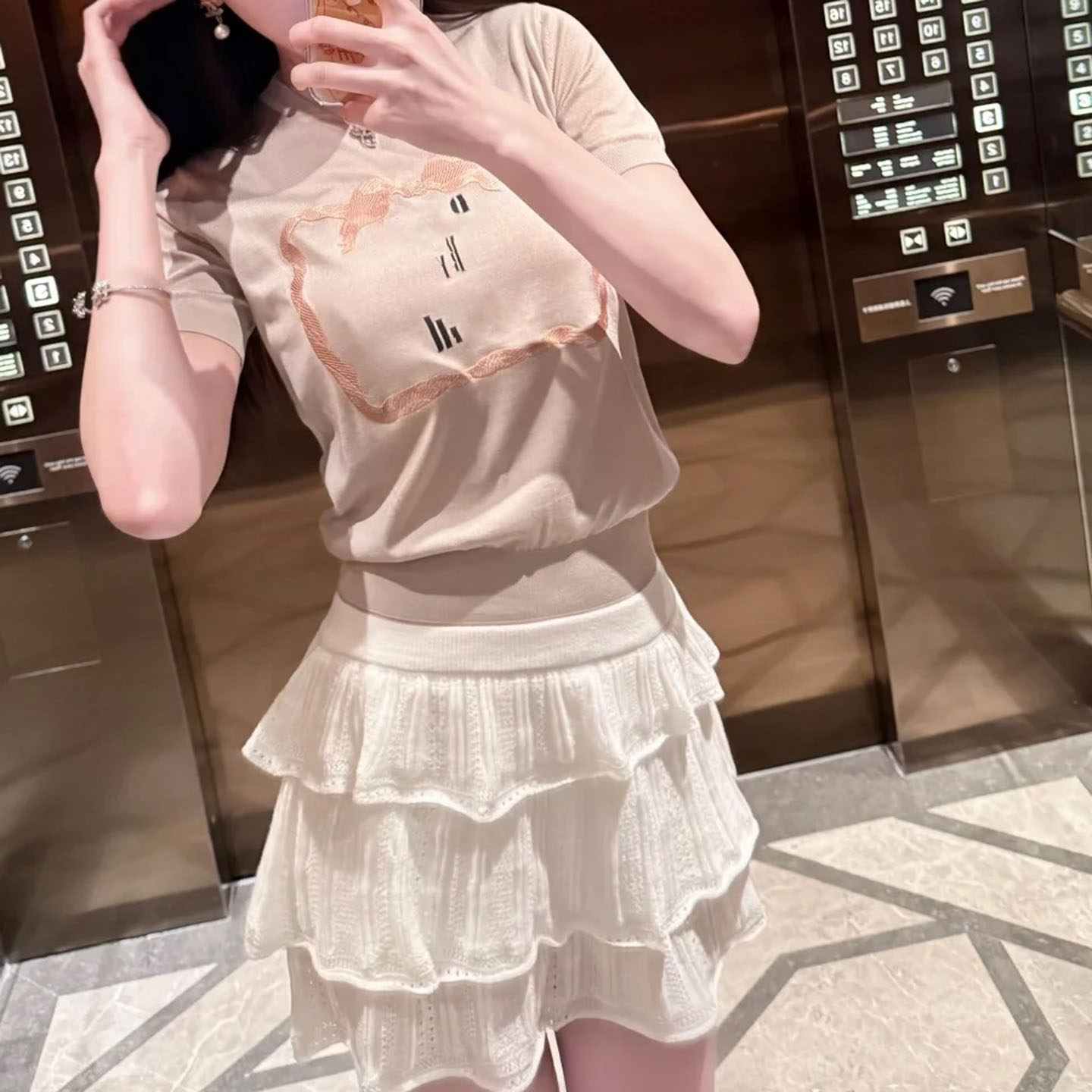 桑蚕丝字母刺绣圆领短袖针织衫女