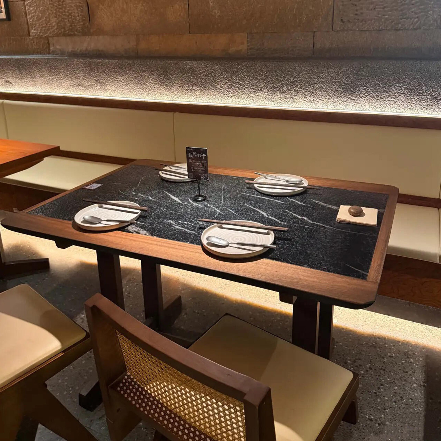 梅果山野风小吃店餐饮卡座沙发商用茶楼中餐厅实木包边餐桌椅组合