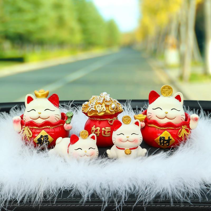 招财猫汽车树脂摆件可爱创意卡通招财猫羽毛垫车载装饰品摆件