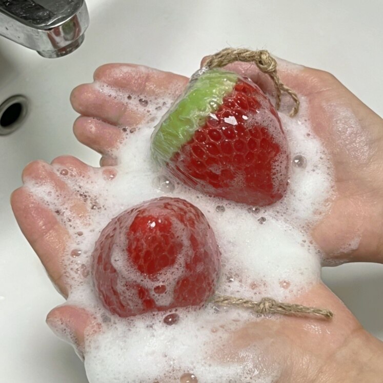 泰国伴手礼大草莓水果造型士多啤梨精油手工皂清洁洗手挂式香皂