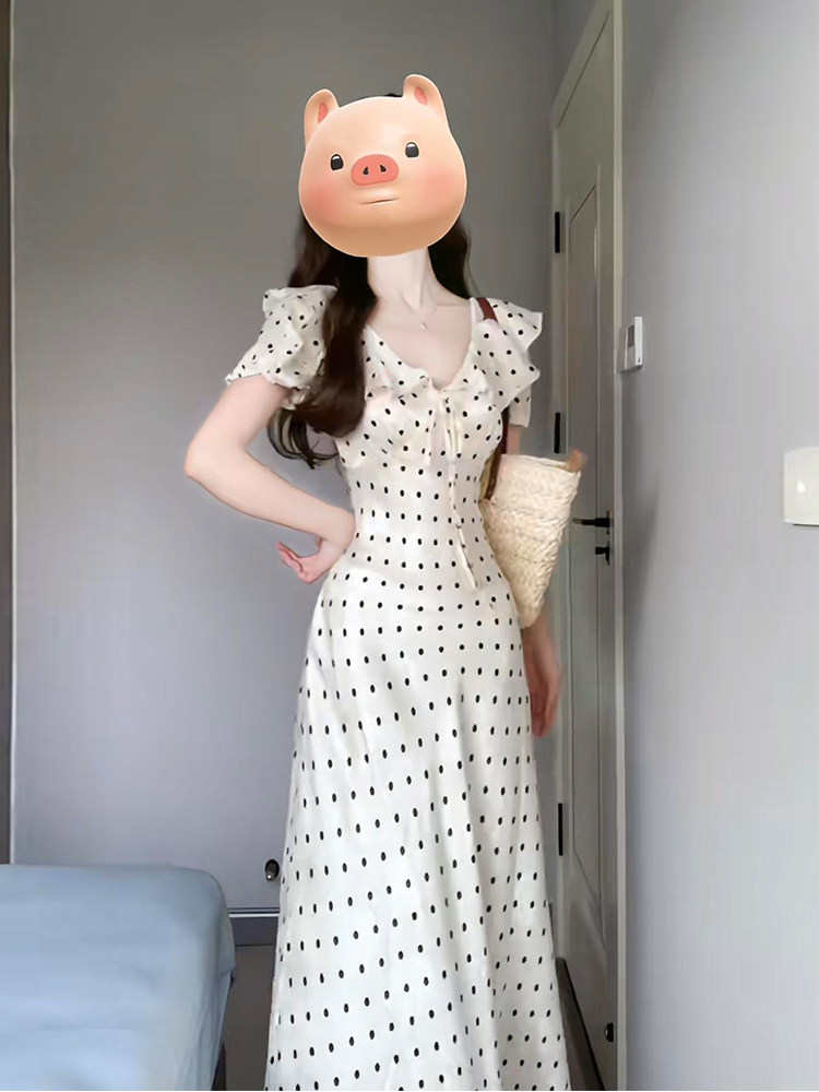 法式温柔白色波点连衣裙女夏季新款系带收腰显瘦气质海边度假长裙