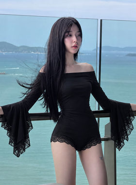黑色辣妹一字肩蕾丝喇叭袖套装