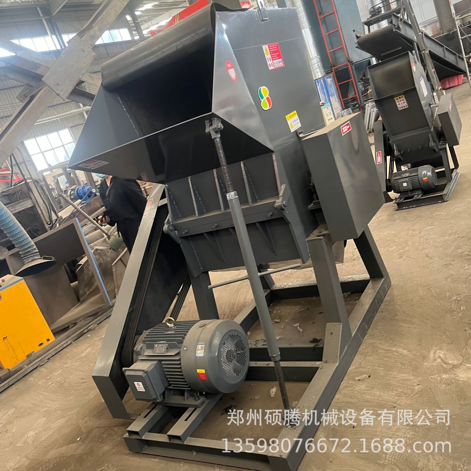 大油桶牛皮纸壁布纸筒 黑白塑料筐打碎机 托盘响料大块塑料粉碎机