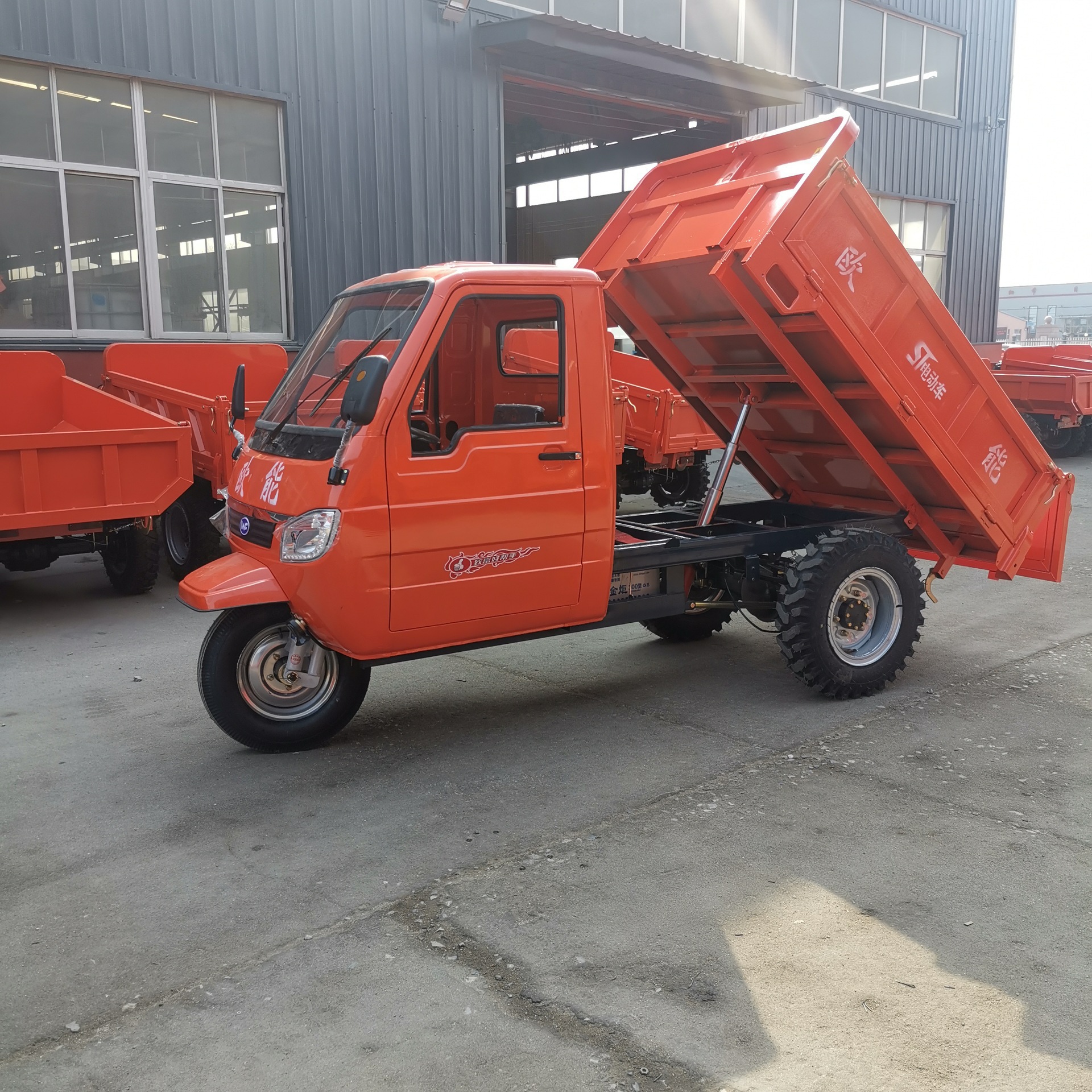 柴油翻斗自卸工程三轮车建筑工地电梯柴油电动小型三轮车厂家送货