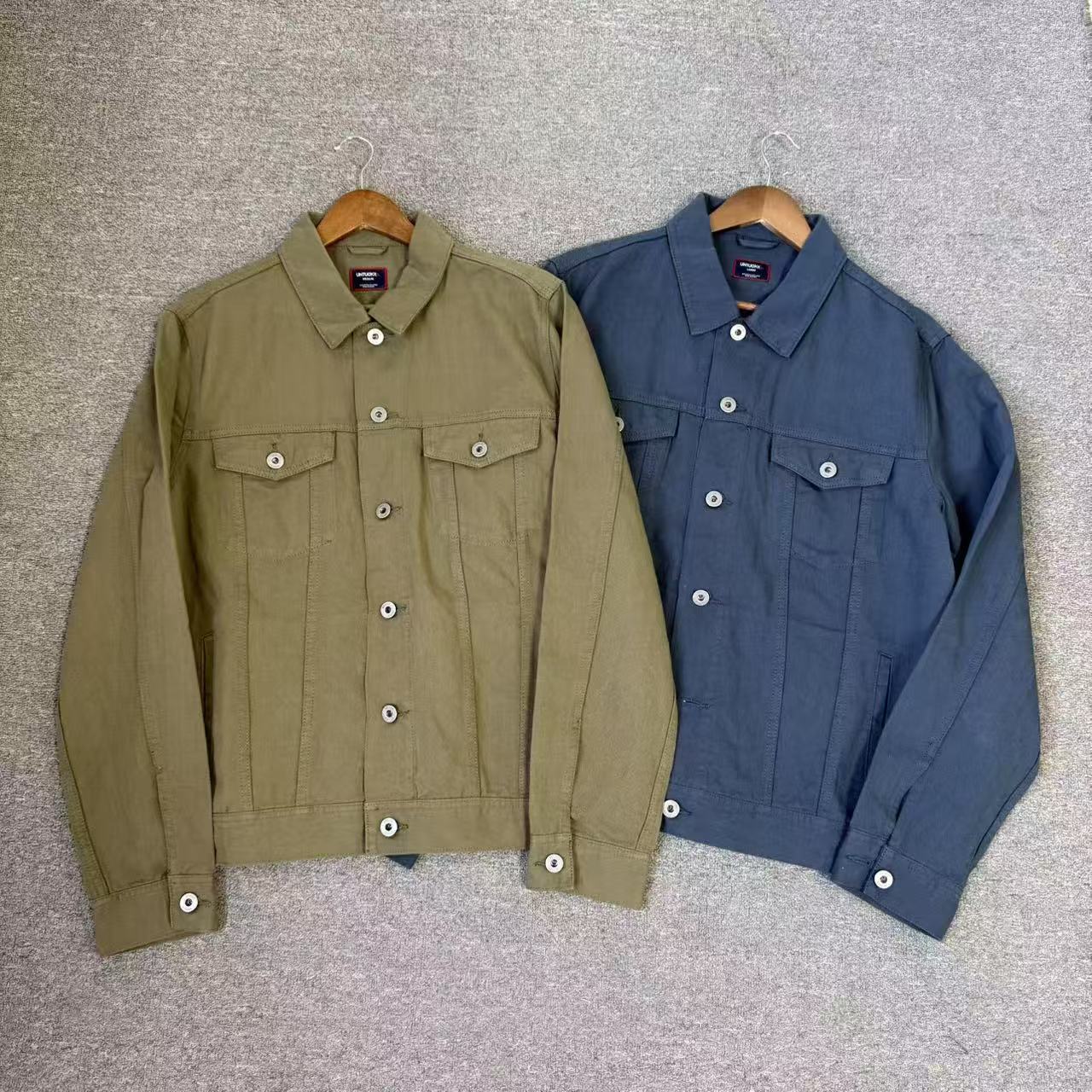 牛仔布梭织面料男翻领外套扣子