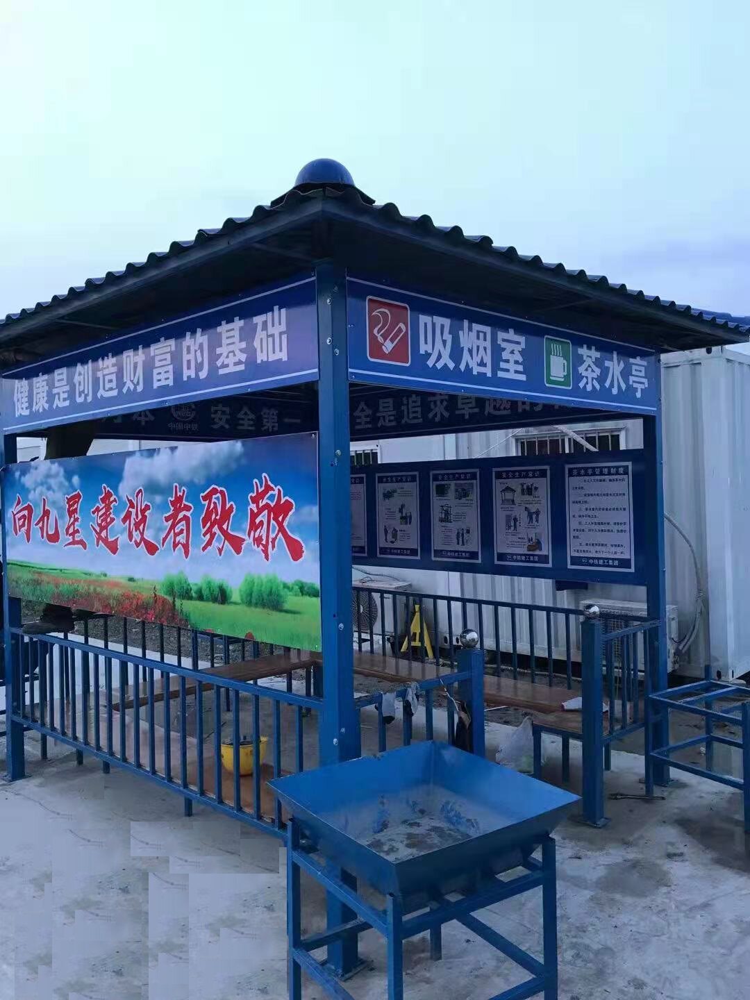 内蒙古工地钢筋加工棚木工棚电梯安全通道防护棚吸烟区茶水亭组装