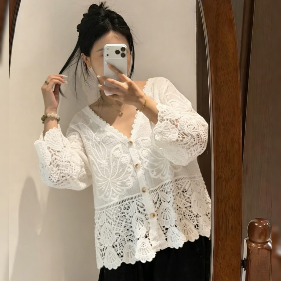 法式镂空刺绣V领白色衬衫女夏季新款别致高级感气质宽松休闲上衣
