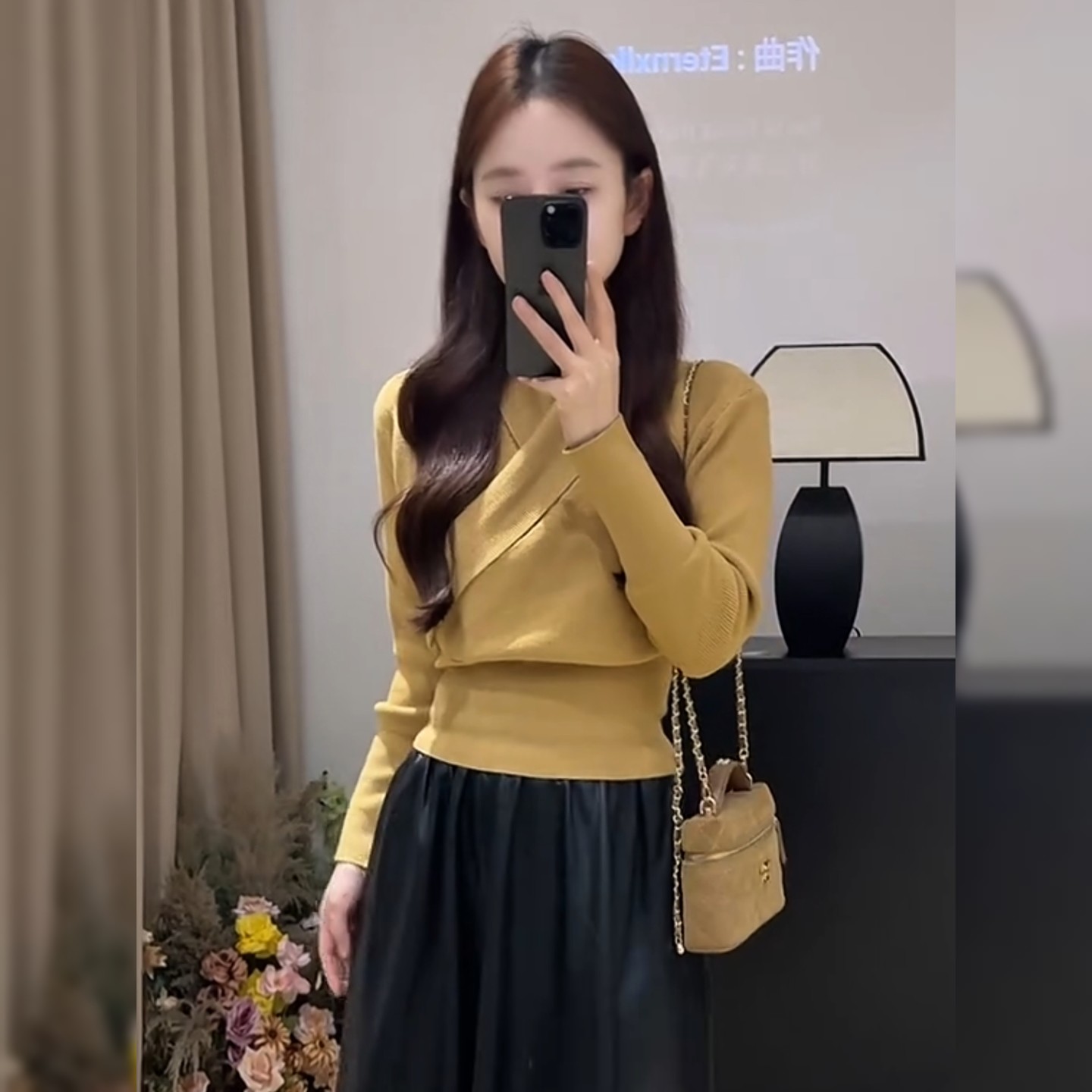 法式复古浅驼色交叉上衣女秋冬新款小个子时尚修身显瘦洋气小衫