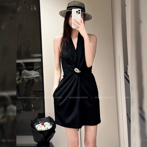 设计感V领无袖黑色连衣裙女