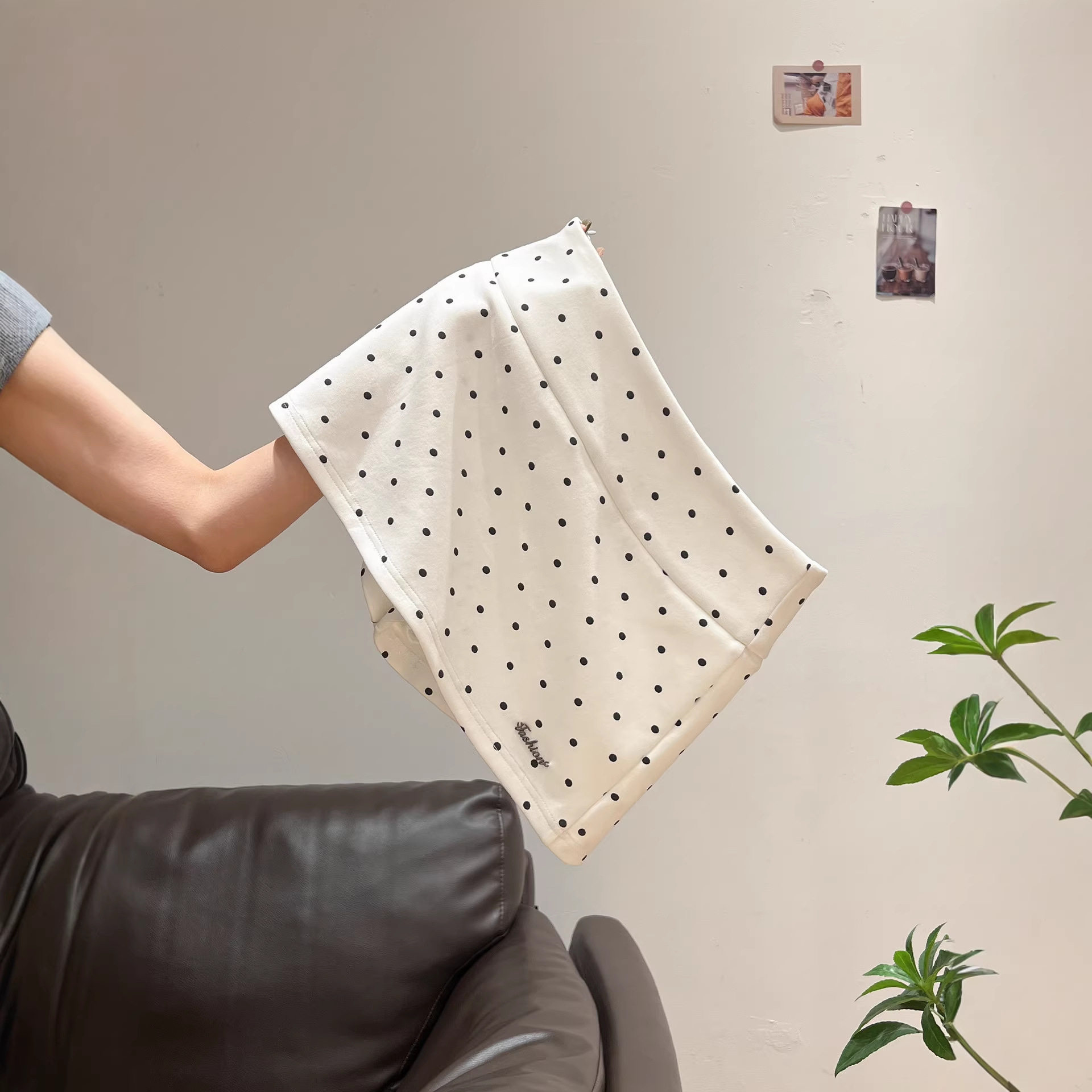 纯欲甜辣白色波点印花半身裙女2026春季百搭防走光A字包臀短裙裤