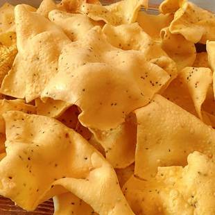 .热卖江西特产赣南大余信丰手工沙炒烫皮骨烫皮休闲香辣零食小吃