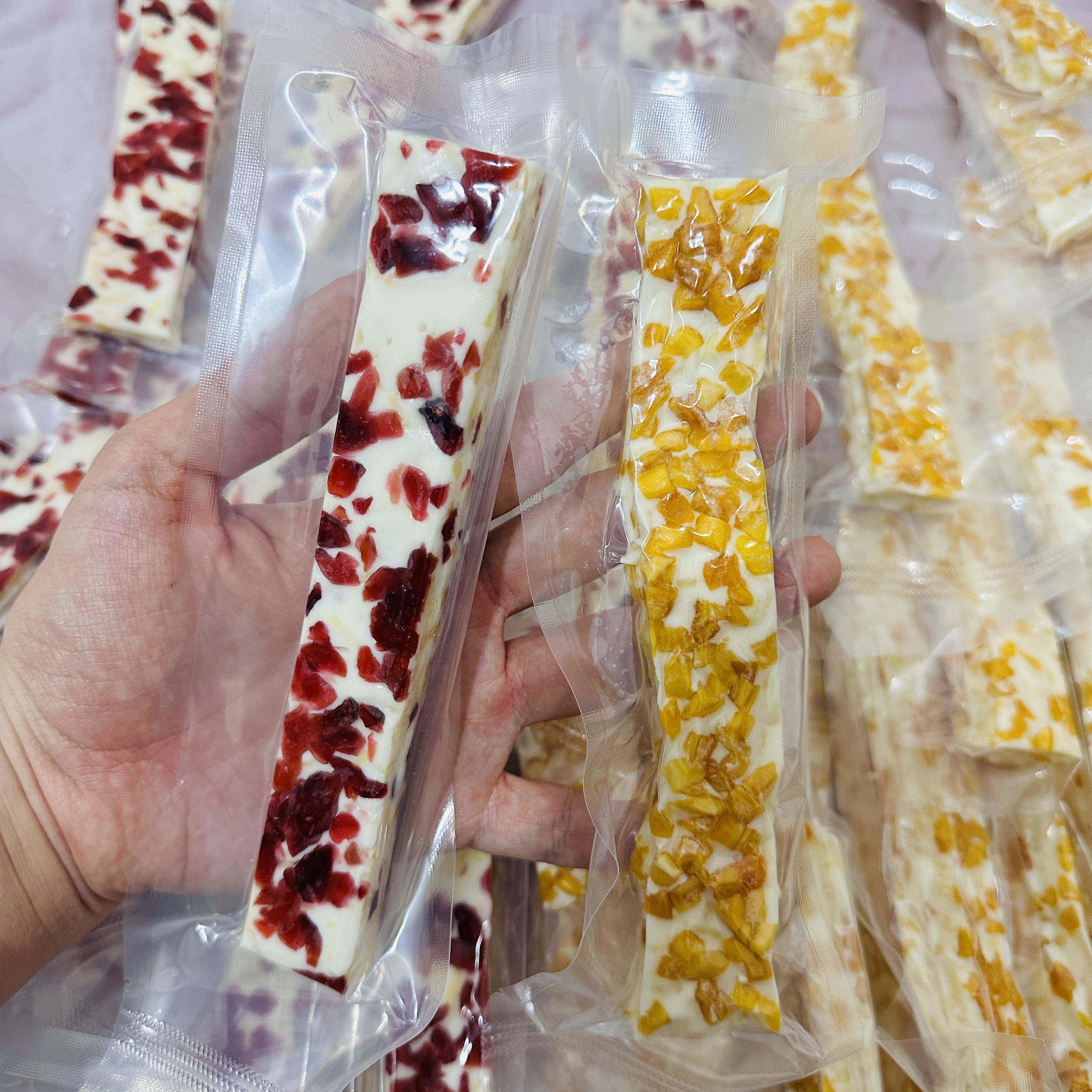 新疆直发果粒奶糕芙蓉糕中长条蔓越莓味芒果味蔓越莓味休闲零食。