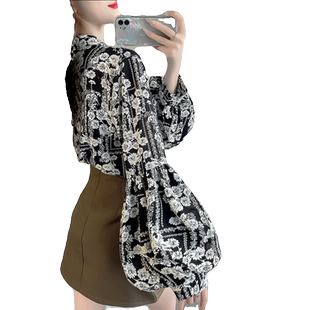 冠幂民族风黑白碎花缎面2025秋季新款洋气上档次显瘦灯笼袖上衣女