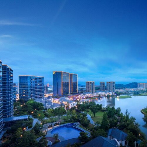 酒店坐落于长峙岛如心小镇湖海之滨，地理位置优越，视野开阔 即可鸟瞰东方海滨浪漫之意，又可坐拥城市灯火阑珊之境，感受城市美学 20层高的酒店将长峙岛的山、海、湖、城、园景尽收眼底 有效期至2026年6月30日，先囤后约，不约可退