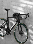 公路自行车上墙壁挂架公路车停车挂架洞洞板自行车挂架墙面展示架