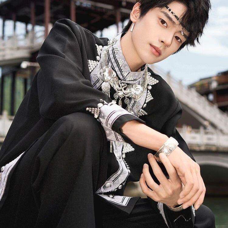 新款云南少数民族苗族土家族壮族哈尼族服装舞蹈演出旅拍男士服装