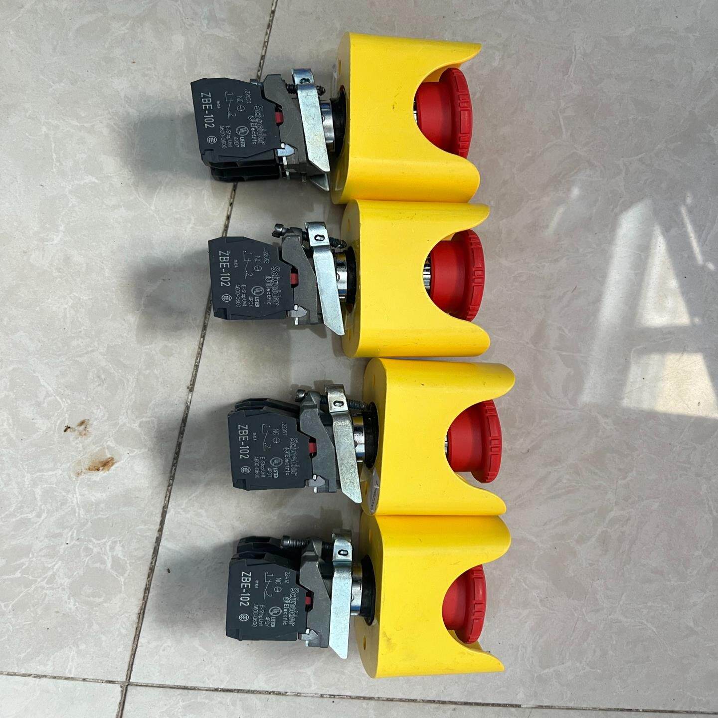 急停复位开关ZBE-102四个，需要！商品售出