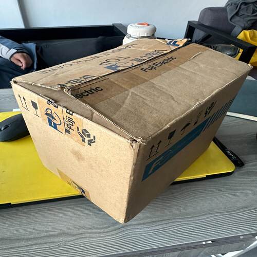 富士全新变频器  frn3.7c1s-4c成色型号样式如图有
