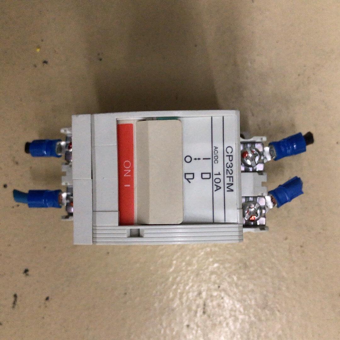 富士 CP32FM/10A  隔离开关，据说输入输出端都