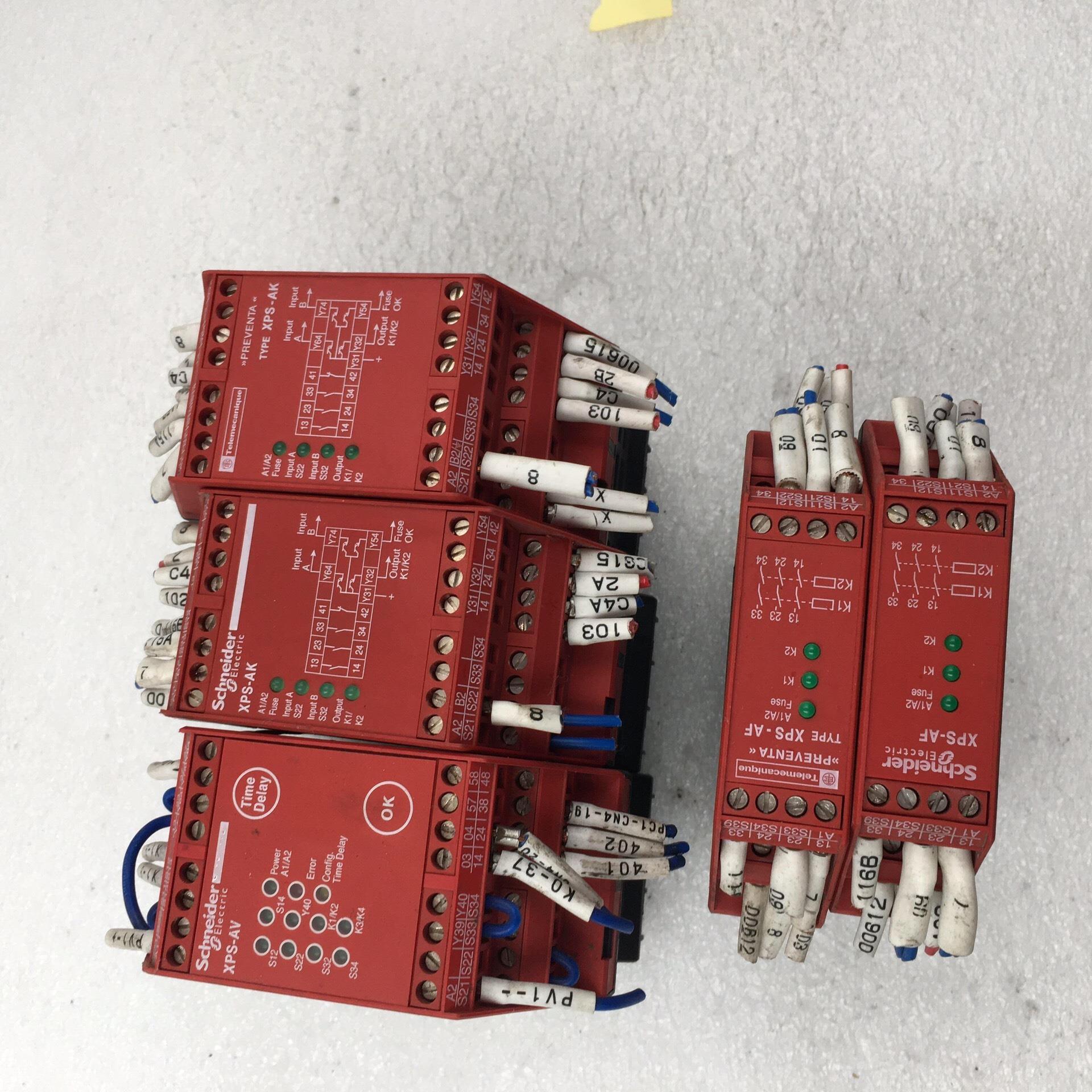 安全继电器 XPSAF5130（己卖）  XPSAK3