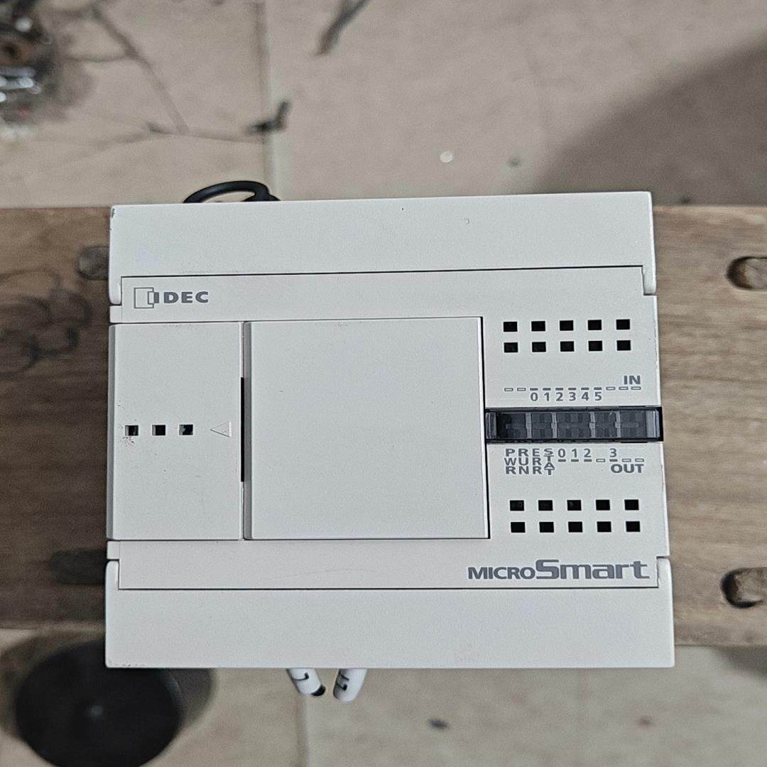 [德峰]和泉PLC FC4A-C10R2如图成色如图