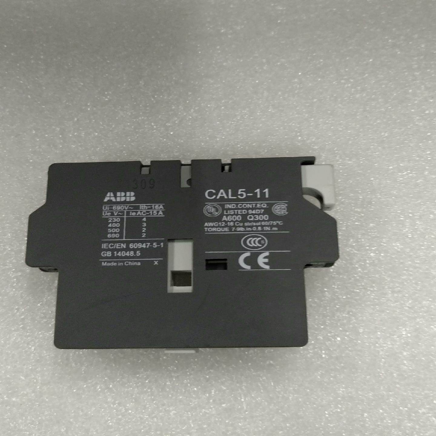 辅助触点 CAL5-11，全新正品，现货4个，项目结议价